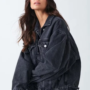 Denim jacka  - Säljer en jätte fin denim jacka från Gina tricot. Säljer den eftersom använder inte den så mycket alltså jackan har använts fåtal gånger. Jackan är perfekt till våren och hösten. Orginal pris : 600kr 