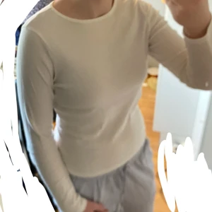 Vit tunn långärmad tröja från Lager 157 - Säljer en stilren vit tunn långärmad tröja från Lager 157 i storlek S. Perfekt för både vardag och lager-på-lager under kyligare dagar. Tröjan är i bra skick och har en skön passform som sitter snyggt på kroppen. Passar till allt! 🤍