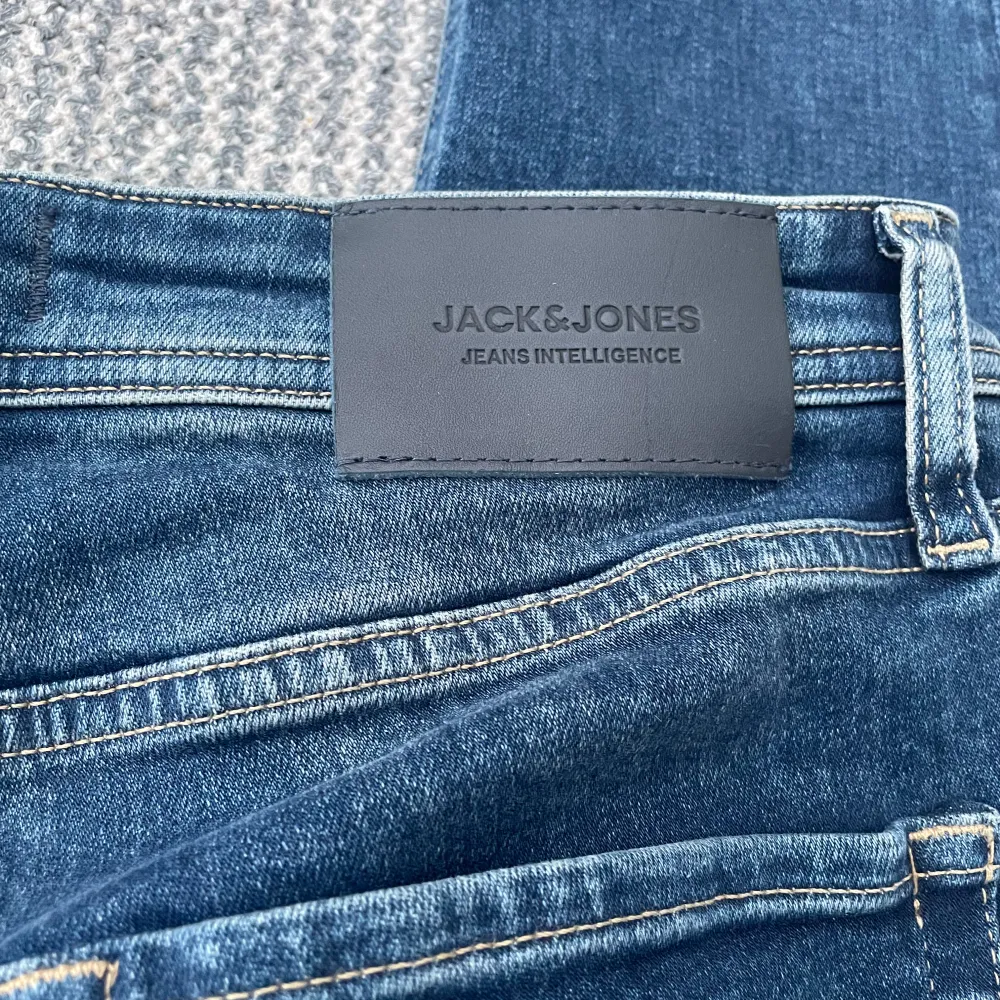 Säljer dessa Jeans från Jack & Jones 🔥 Skick 10/10 dem är använda 2-3 gånger och är som nya 💯Storlek 28/30 och är lite större än slim jeans. Nypris 800kr mitt pris 499 👌 . Jeans & Byxor.