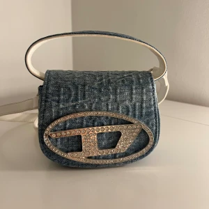 Diesel väska  - Säljer min älskade unika diesel väska i jeanstyg med silverstenar🩵✨Kommer inte till användning och är helt som ny, avtagbart band som även går att reglera. Köpt i Thailand!