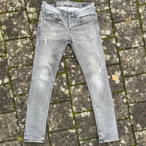 Dondup George - Säljer ett par riktigt snygga dondup George jeans! Storlek 31 och bra skick (8,5/10) nyare modell av dondup, riktigt snygg tvätt med slitningar. Nypris 3500kr mitt pris 799kr. Kom privat för fler frågor/bilder!😁