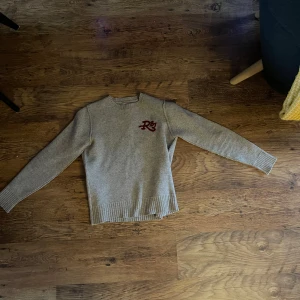 Stickad tröja replay  - Säljer min stickade tröja ifrån replay. Riktig snygg tröja i nytt skick då den ej passade mig. Perfekt för vintern! 