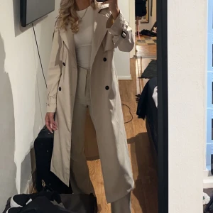 Trenchcoat  - En sparsamt använd trenchcoat med 0 defekter. Den är helt ny och säljer den då den inte passade mig. Köptes för ca 600kr. Pris kan diskuteras ❤️
