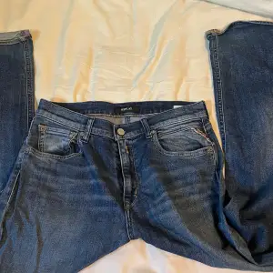 Säljer ett par snygga blå jeans från Replay i bra skick. De har en klassisk femficksdesign och en knappgylf. Ganska vida, lite åt baggy hållet. Storlek 166cm.