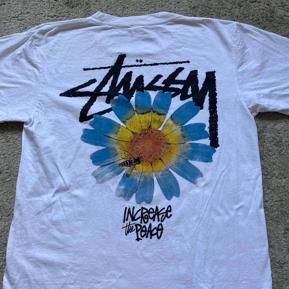 En riktig fet t-shirt från stussy. Storlek M. Den är i mycket bra skick. Hör av dig vid frågor eller funderingar. . T-shirts.