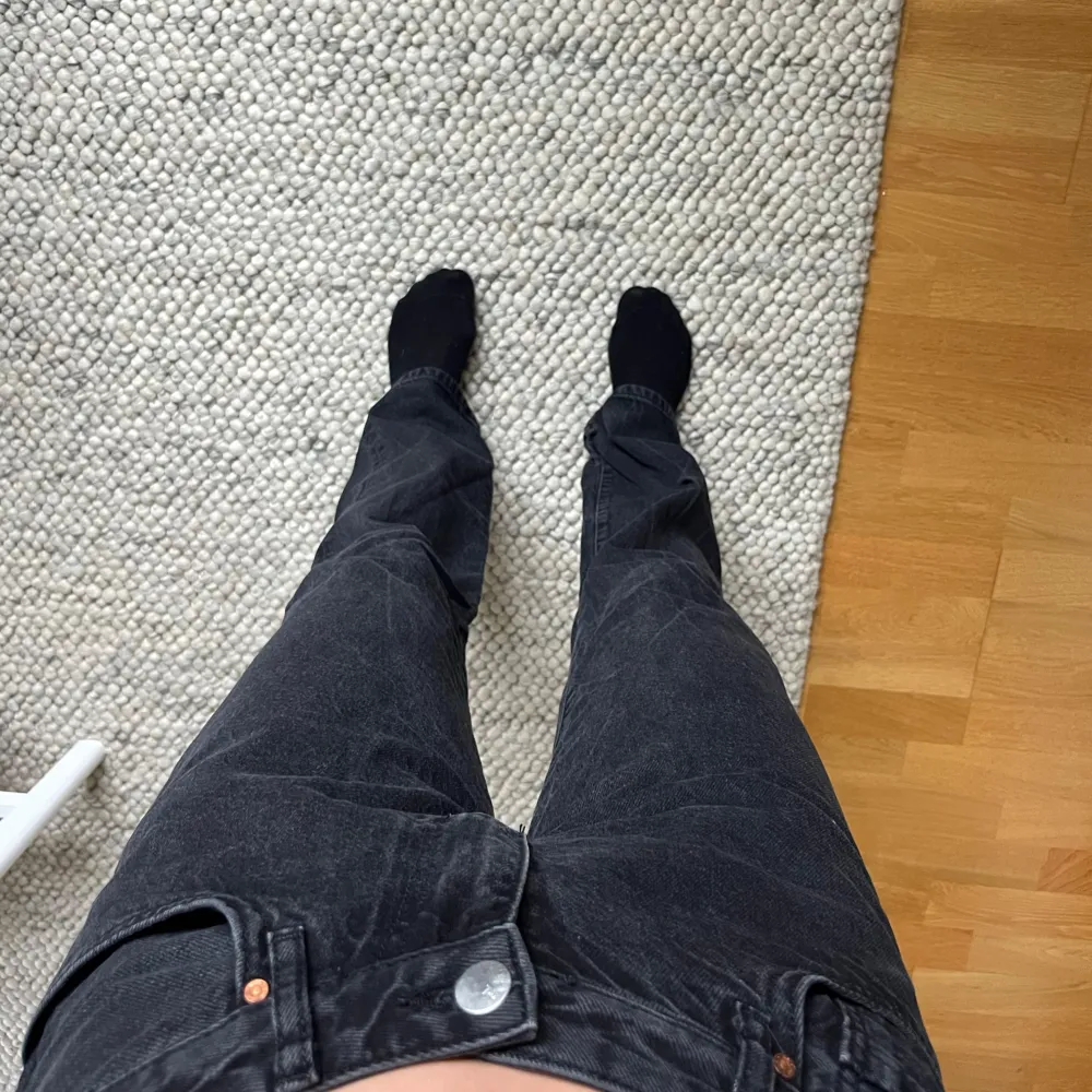 Säljer dessa lågmidjade jeansen från bikbok i 2 olika storlekar  i midjan i både 25 och 28. Knappast använda så mycket fint skick! 330kr styck!. Jeans & Byxor.