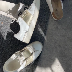 Valentino skor - velentino skor i använt skick men fortfarande fina, behövs åtgärdas lite i form av tvätt, lite slitna på tårna och ett märke på sidan av ena skon (se tredje bild) därav priset, tyvärr inget äkthetsbevis då de är köpta här på Plick 