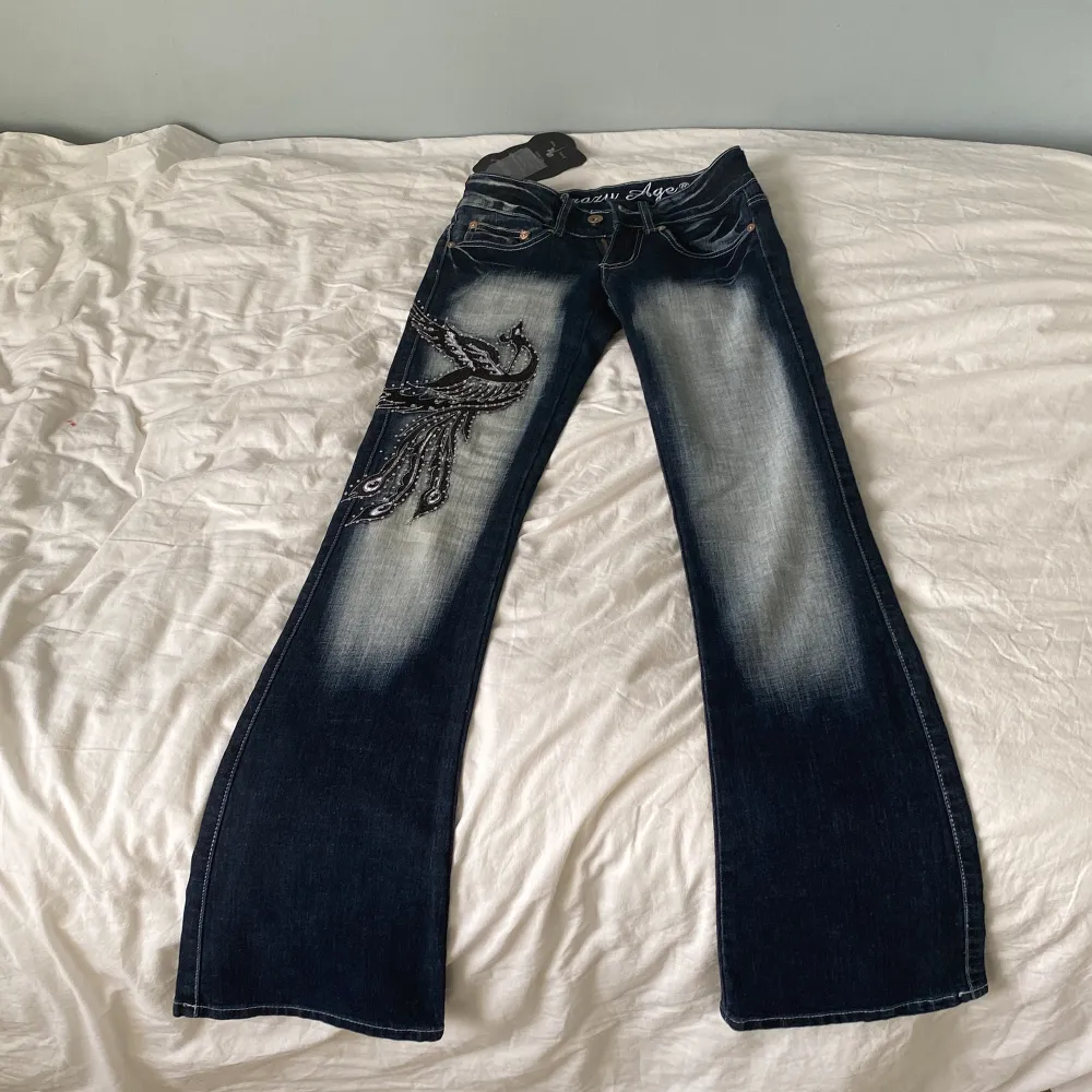 helt nya jättesnygga unika crazy age jeans, väldigt lågmidjade. Säljer då de är lite för små för mig, priset kan självklart diskuteras vid snabbt köp.🩷 . Jeans & Byxor.