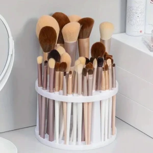 Sminkborsthållare  - Sminkborsthållare i vit plast. Hållaren är rund och har plats för många borstar. Den är perfekt för att organisera dina sminkborstar och hålla dem rena och fria från damm.