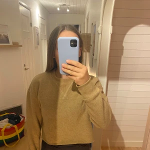 Zara Beige stickad tröja - Säljer en beige stickad tröja i mycket bra skick. Den har en enkel design med långa ärmar och en normal passform. Perfekt för höst och vinter när du vill hålla dig varm och stilren. Passar till både jeans och kjol! Knappt använd och mycket bra skick!🩷