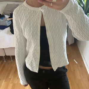 Vit kofta - Vit kofta. Storlek M men liten i storleken så passar mig som vanligtvis har S☺️