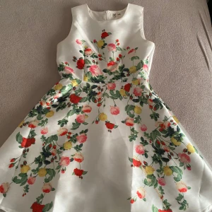 Blommig klänning - Jätte söt och elegant klänning. Använd en gång. Tyget är väldigt bra och ser dyrt ut.