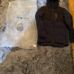 Sail Racing Patrol Down Jacket - Said racing vinterjacka köpt för 3 veckor sen, säljer pga att den inte passar, nypris 4,500kr på sail racing hemsida. Riktigt varm och skön jacka perfekt till vintern. 