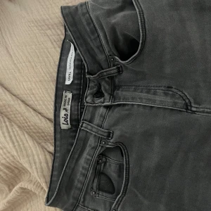 Grå jeans från Lois - Säljer ett par grå jeans från Lois. Väldigt sköna 