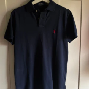 Ralph lauren pike - Säljer nu denna pike då jag aldrig använder den. Köpt i somras och använd Max 3 gånger. Nyskick.