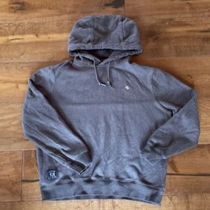 Morris Hoodie  - Skick:9/10 knappt använd. Säljer pga den va för liten  Ny pris:1000kr