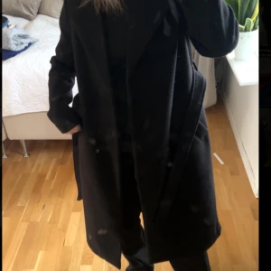 Lång kappa - Svart långlopps från vero Moda. Fint skick, säljs då den inte kommer till användning. Hör av er vid funderingar☺️