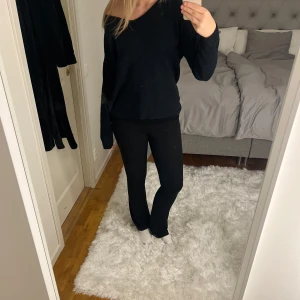 Of shoulder/u ringad stickad tröja - Säljer denna super coola stickade tröjan ifrån veromoda. Man kan både välja om man vill ha den uringad eller of shoulder. Den är i färgen mörk grön.