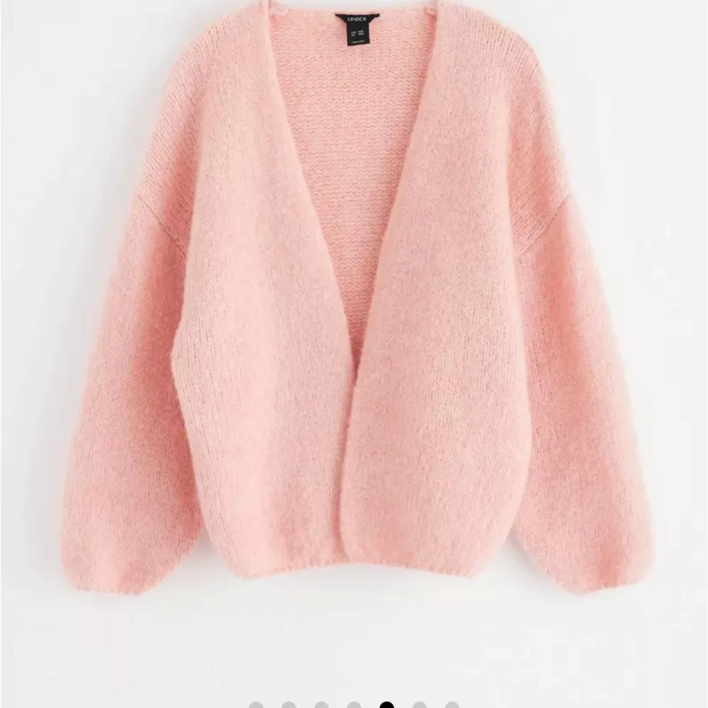 Jag säljer en superskön stickad cardigan från Lindex i en härlig rosa nyans. Den är knappt använd då jag inte haft tid för den. Cardiganen är trendig och mysig. Missa inte chansen att få tag på denna slutsålda favorit! Kontakta för mer info!💕. Stickat.