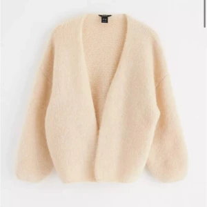 Lindex cardigan - Beige lindex cardigan i M/L använd max 3 gånger typ. Säljer för jag köpte fel storlek så vill ha en mindre❤️ kan tänka mig byta mot mindre❤️