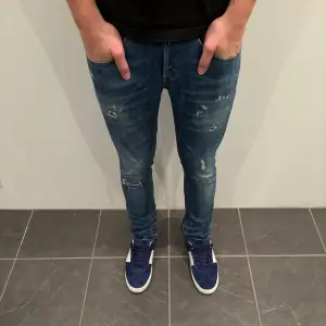 Dondup Jeans George! Trendigaste jeansen på marknaden.  Skick= 9,5/10  Ny pris= 4000 kr Säljs för= 1099 kr Modellen är destroyed från fabrik vilket är sjukt populärt  