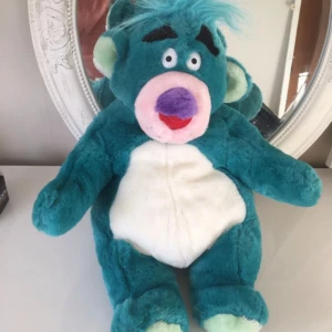 Baloo nalle kramdjur  - Unik Baloo kramdjur vintage från år 1988 helt ny En stor, mjuk och fluffig t nallebjörn .   .helt ny från år 1988 . Maskintvätt 30 grader eller handtvätt .flamsäker material .längd:ca 52cm ,bred ca 28cm .