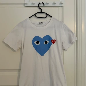 Cdg- Tshirt  - Säljer denna snygga cdg t shirt som är från farfetch för 1700 den är i storlek xs-s inga skador, pris kan diskuteras 