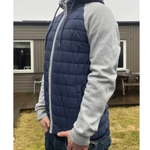 Carding  - Riktigt snygg Carding med luva från pirr one, den är i riktigt bra sick, skriv vid minsta intresse. PRIS KAN DISKUTERAS VID SMIDIG AFFÄR 🌟