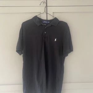 Ralph lauren piké  - 7/10 i skick svart pike  Size L