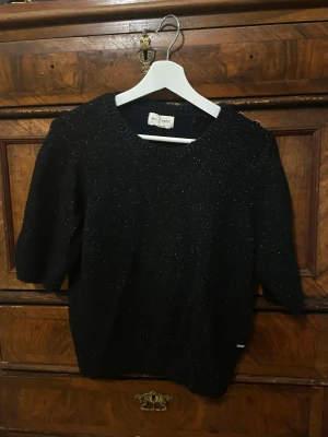 Stickad topp från Lindex - Jättefin topp med glitter insytt och ”stenar” på vänster axel, använd ca 2 gånger och i jättefint skick, säljs inte längre🫶🏻