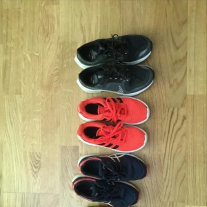 Skor Nike,Adidas,Asics - Nike skor storlek 35,5       Pris:250kr Adidas skor storlek 32     Pris:200kr Asics skor storlek 33         Pris:200kr