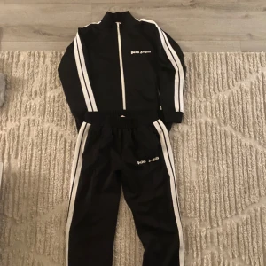 Palm Angels Svart Tracksuit L/M - Svart Palm Angels tracksuit storlek M/L . Jag bär storlek M och den passade mig väldigt bra. Ge prisförslag!