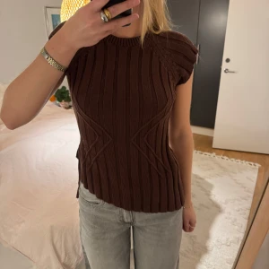 Tröja Zara - Säljer denna söta stickade topp från Zara i storlek S. 