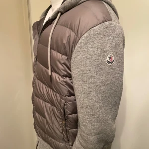 Moncler cardigan  - Säljer nu min feta Moncler cardigan! Storlek m sitter som s! Skick 8/10! Hör av er vid frågor eller funderingar!