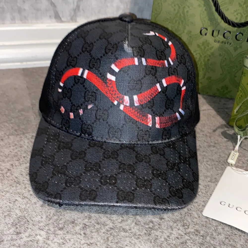 Säljer en jätte clean Gucci keps pga ingen användning till keps, knappt använd.  Kepsen ensam kan ja sänka pris, box ingår men då är det priset som står . Ingen pris diskussion!. Accessoarer.