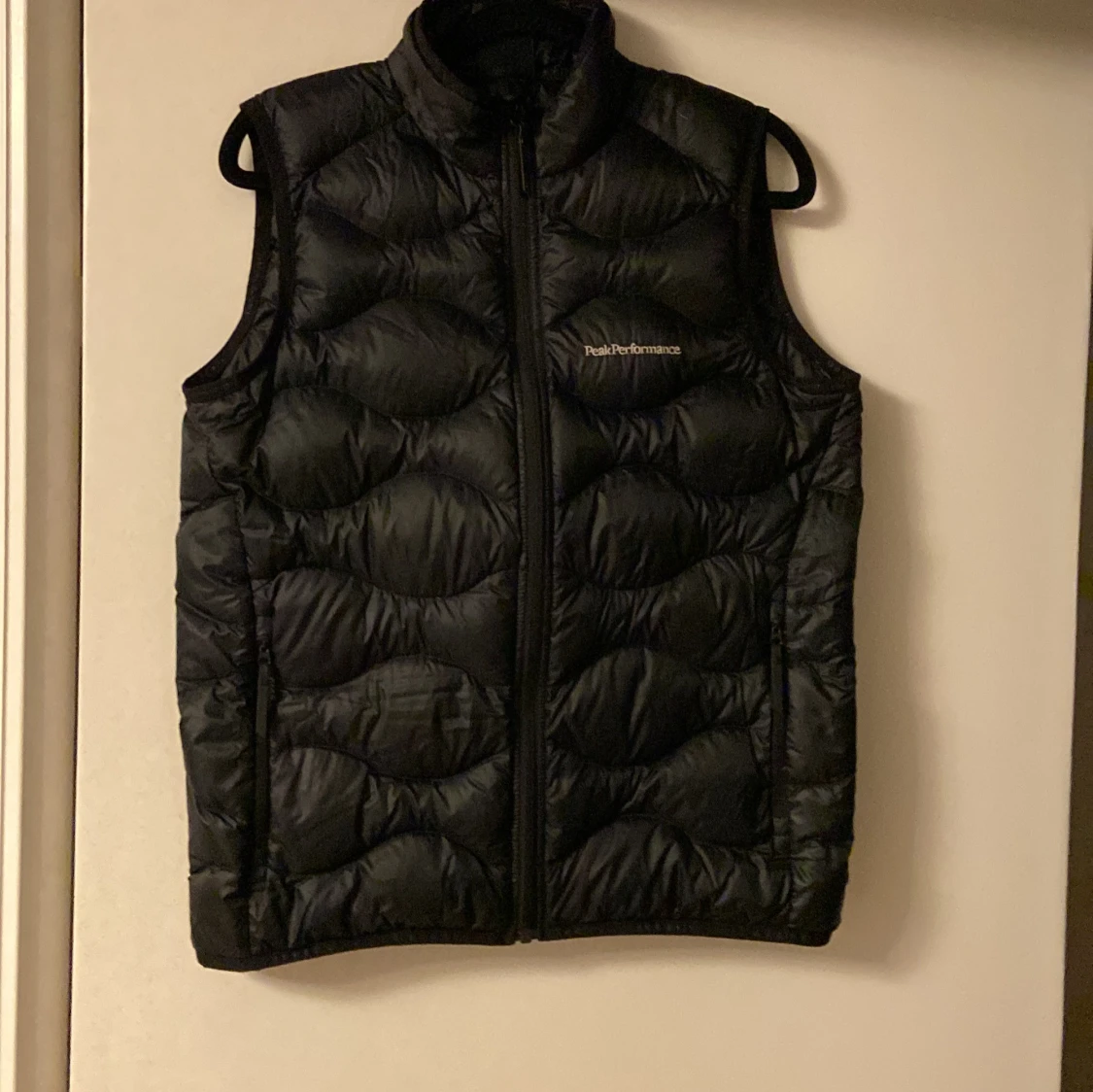 Svart väst från Peak Performance