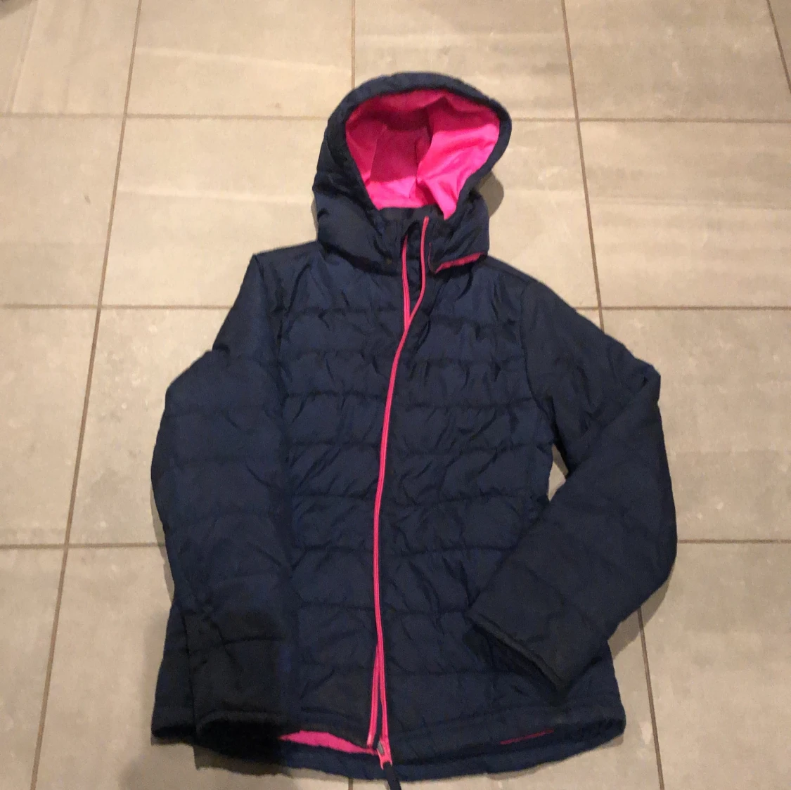 Mörkblå pufferjacka från True North