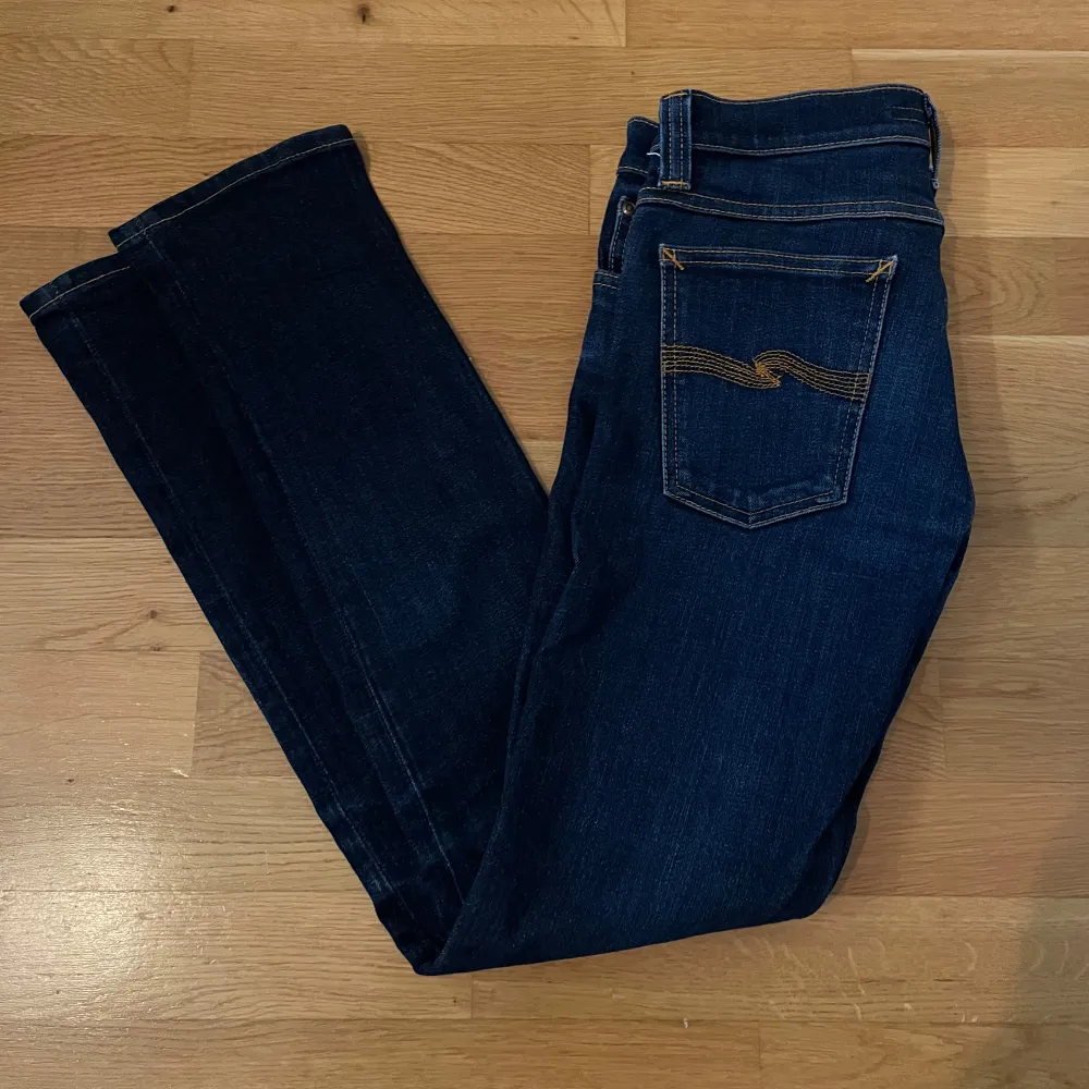 Tja säljer nu dessa feta jeans i storlek 28, 34 som är marinblåa med guldiga detaljer skriv till mig om ni undrar något👍. Jeans & Byxor.