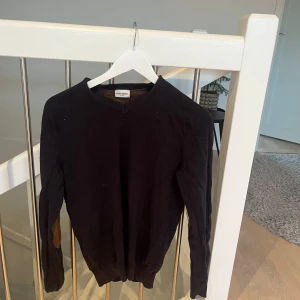 Marinblå tröja från John Henric - Säljer en stilren marinblå tröja från John Henric i storlek S. Tröjan är perfekt för både vardag och fest med sin klassiska design. Den har långa ärmar och en bekväm passform. Perfekt för höst och vinter!