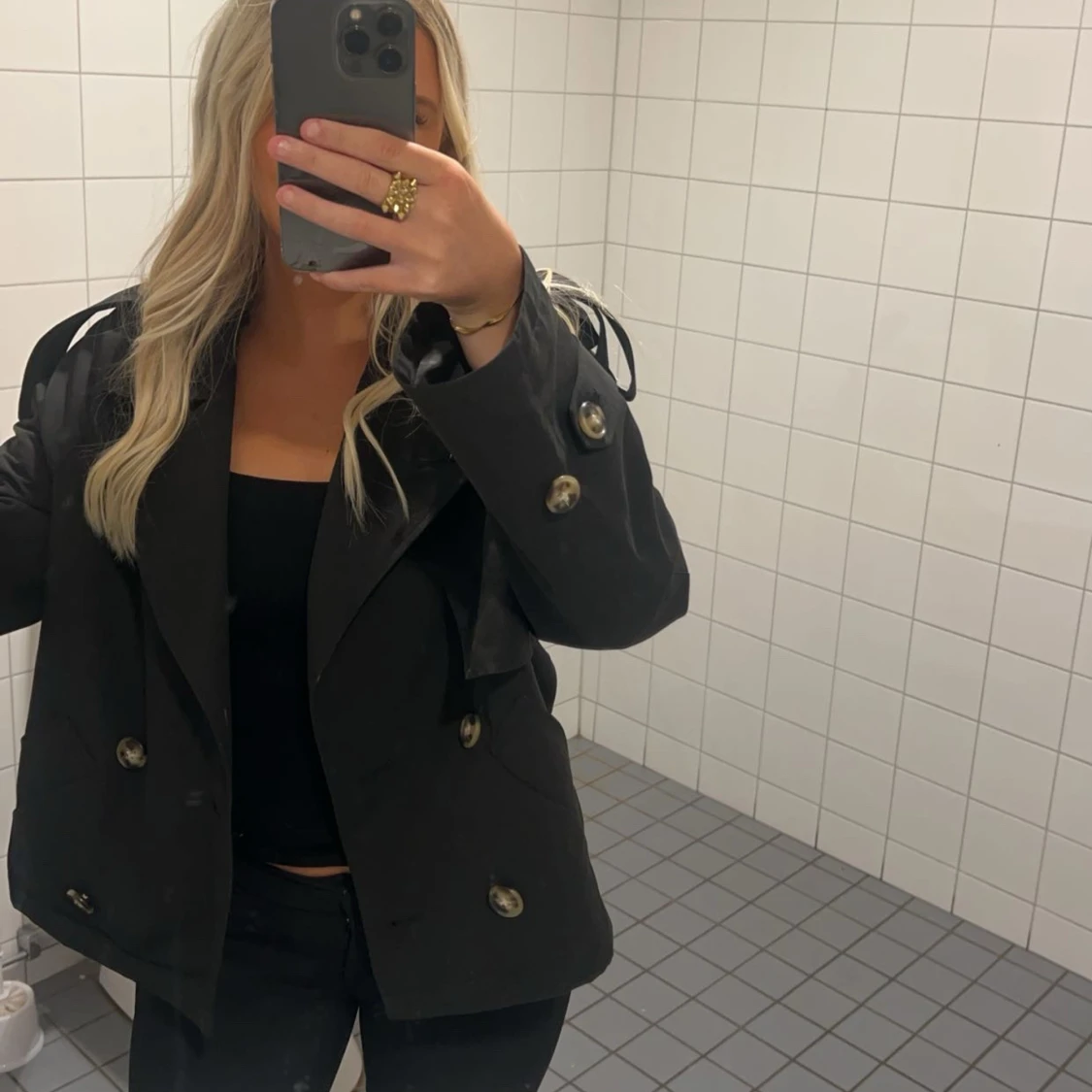 Svart kappa med knappar