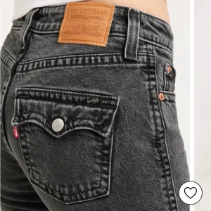 Oanvänd y2k levis jeans - En helt oanvänd levis jeans köpt från nelly för 1419kr förra året. Passar en S