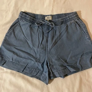 Shorts - Bomulls shorts med stretchig midja och fickor 