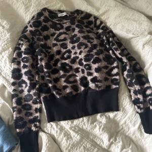 Stickad tröja med Leo print - Stickad tröja från Zara med Leo print 🤎 