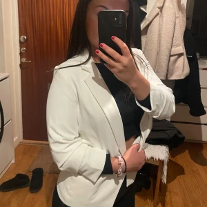 Vit kavaj  - Vit kavaj i storlek XS, knappt använd 