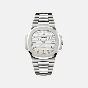 Nautilus White - Seiko Mod - Klockan är i nyskick, precis modifierad och byggd av oss. Utrustad med ett automatiskt urverk från Seiko NH35. Klocklåda samt verktyg för att ta bort länkar medföljer.  Vid frakt, packar vi klockan säkert. Hör av er vid fler frågor/bilder!