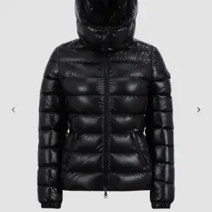 Jag säljer min moncler jacka i nyskick. Har köpt den i Frankrike förra året. 100% äkta. Har kvittot och allt skriv gärna vid fler frågor och bilder. Kan även byta med en större storlek.