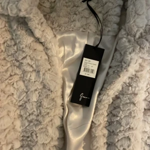 fur jacka - hjälper en släckting sälja lite oanvända kläder. denna är helt oanvänd med prislapp kvar, ny 998kr. storlek 48 men passar nog mindre storlekar oxå