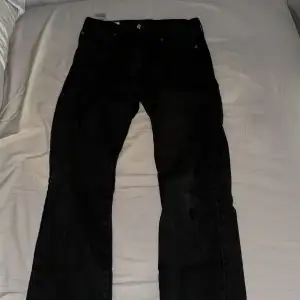 Säljer nu dessa fina levis jeans eftersom att de är för små, storlek W31 och L32 dessa par är i bra skick , nypris ca 1200kr mitt pris 399kr Pris kan diskuteras!