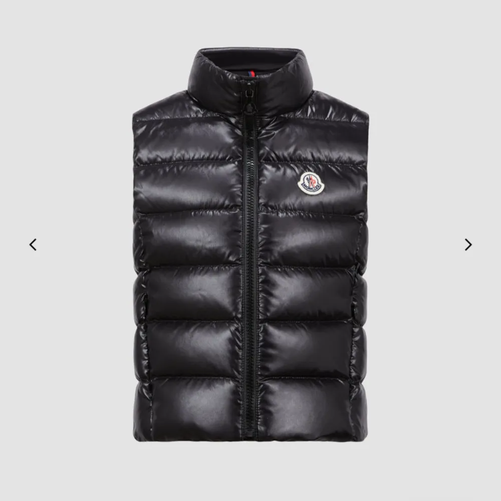 Säljer min moncler väst(Ghany down Gilet) Ny pris var 3975 🤍Finns inga hål eller skador på västen, QR koden funkar ! 💕 Storleken är för 12 år men funkar som XXS.. Jackor.