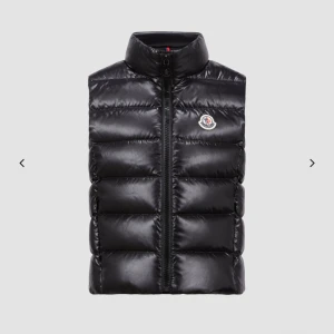 !intressekol! Moncler väst 💕 - Säljer min moncler väst(Ghany down Gilet) Ny pris var 3975 🤍Finns inga hål eller skador på västen, QR koden funkar ! 💕 Storleken är för 12 år men funkar som XXS.